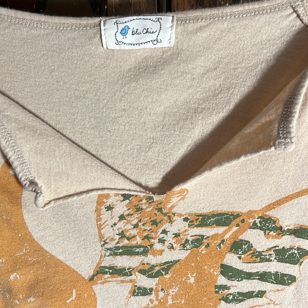 ✨2 for $20✨ Khaki/beige 3/4 length graphic t shirt with green and orange print. - Picture 4 of 8